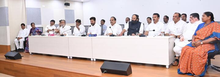 కాంగ్రెస్ ప్రభుత్వంలో 12 డిసెంబర్ 2018 నుంచి 9 డిసెంబర్ 2023 వరకు గరిష్టంగా రూ.2 లక్షల వరకు తీసుకున్న రైతుల రుణాలను మాఫీ చేస్తున్నామని సీఎం రేవంత్ రెడ్డి ప్రకటించారు. త్వరలోనే దీనిపై విధివిధానాలు రూపొందించి ప్రకటన చేస్తామన్నారు.