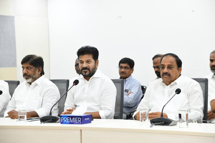 6 మే 2022 నాడు వరంగల్ వేదికగా రాహుల్ గాంధీ లక్షలాది మంది తెలంగాణ రైతులకు ఏకకాలంలో రూ.2 లక్షల రుణమాఫీ అని వరంగల్ డిక్లరేషన్ ఇచ్చారని రేవంత్ రెడ్డి తెలిపారు.