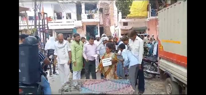 सड़कों पर संगठन के लोगों ने चारपाई यानी खाट हाथों में लेकर अपना विरोध दर्शाया और सरकार के विधायक से लेकर विपक्ष के नेताओं के घर के बाहर जाकर प्रदर्शन का अनोखा तरीका निकाला जिसकी तस्वीर से आई है.