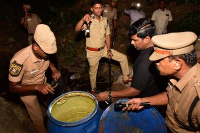 Collector in Trichy at midnight - SP action - 250 liters of larceny cleared திருச்சியில் நள்ளிரவில் ஆட்சியர் - எஸ்பி அதிரடி நடவடிக்கை - 250 லிட்டர் கள்ளச்சாரயம் அழிப்பு