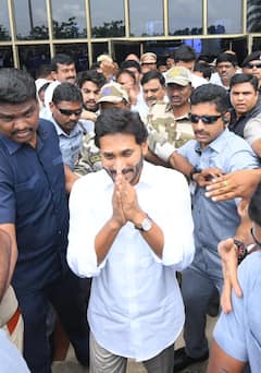 YSRCP Chief Jagan: రోడ్డు మార్గంలో పులివెందులకు జగన్ ప్రయాణం- మార్గ మధ్యలో కాన్వాయ్‌కు స్వల్ప ప్రమాదం