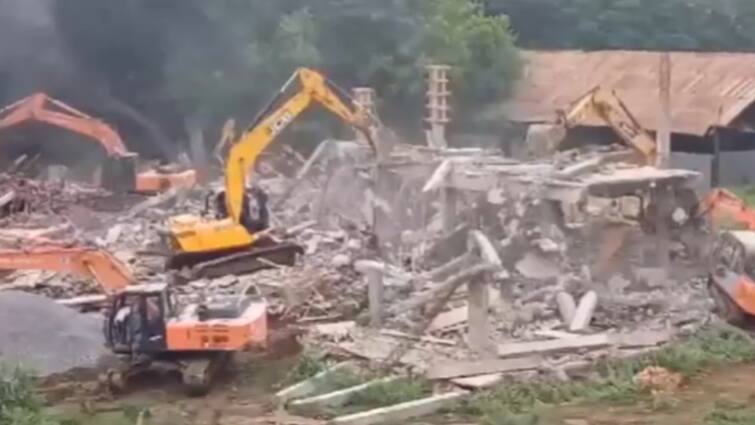 WATCH: YSRCP's Central Office Demolished In Tadepalli, Leaders Decry 'Political Vendetta' YSRCP's Central Office Demolished In Tadepalli, Jagan Reddy Labels Naidu A 'Dictator' & Decries 'Political Vendetta'