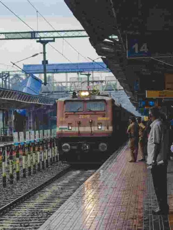 ट्रेन में पानी का टैंक कितने लीटर का होता है