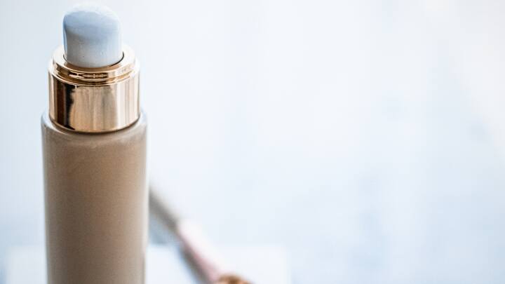 Primers enhance the longevity of makeup as they hold the foundation and keep it fresh all-day. (Image Source: Canva)