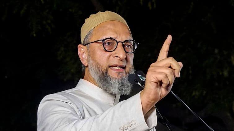 Asaduddin Owaisi says Jai Palestine slogan after taking oath big uproar in Parliament BJP members objected parliament session marathi update Asaduddin Owaisi : शपथ घेतल्यानंतर ओवैसींचा 'जय पॅलेस्टाईन'चा नारा, संसदेत मोठा हंगामा, भाजपच्या सदस्यांनी घेतला आक्षेप