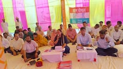 गोंडा जिलाधिकारी ने लगाई ग्राम चौपाल, जमीन पर बैठकर ग्रामीणों की सुनीं समस्याएं