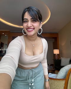 Sravanthi Chokkarapu: స్రవంతి చొక్కారపు సొగసుల జాతర.. బయట వానపడుతున్నా సూర్యుడు నడినెత్తిన కూర్చున్నట్టుంటుంది!