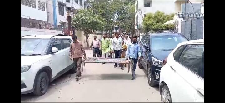 दो लोगों के हाथ में चारपाई और उसके पीछे चलते लोग जिस नारेबाजी को कर रहे हैं. दरअसल वो नारेबाजी सरकार और विपक्ष के नेताओं के लिए है लंबे समय से सरकार से अपने हक की मांग  करने वाले राष्ट्रीय दिव्यांग पार्टी के पदाधिकारी देश में दिव्यांगों के हक को मारे जाने की आवाज बुलंद करते दिख रहे हैं.