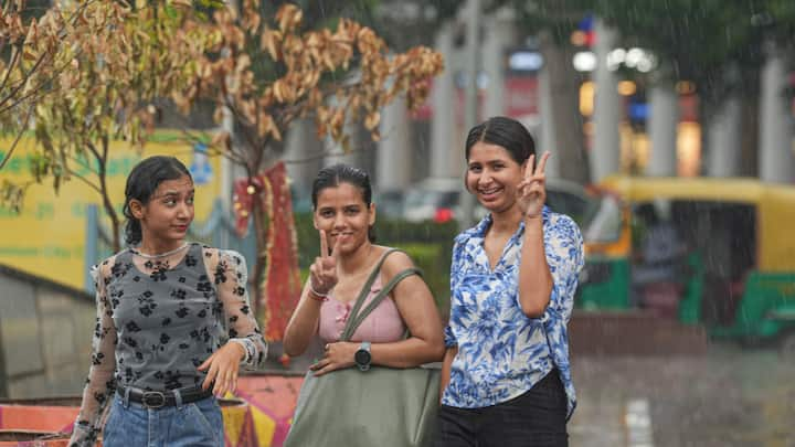 Delhi Weather Today: मौसम विभाग के मुताबिक दिल्ली एनसीआर में 21 जून को हुई बारिश (Delhi Rain) के बाद लोगों को गर्मी से राहत मिली, लेकिन आईएमडी (IMD) का अपडेट लोगों की चिंता एक बार फिर बढ़ाने वाली है.