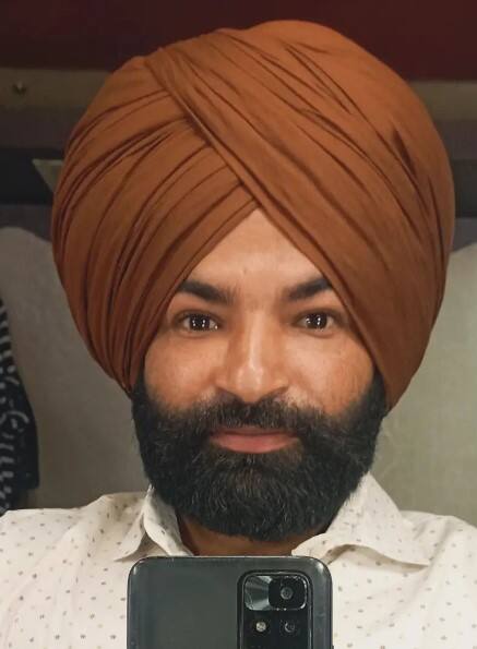 ਉਨ੍ਹਾਂ ਪੋਸਟ ਸਾਂਝੀ ਕਰ ਲਿਖਿਆ ‘ਆਪ ਜੀ ਨੂੰ ਦੁੱਖੀ ਹਿਰਦੇ ਨਾਲ ਦੱਸ ਰਹੇ ਹਾਂ ਕਿ ਨੌਜਵਾਨ ਅਦਾਕਾਰ ਰਣਦੀਪ ਸਿੰਘ ਭੰਗੂ ਅਚਨਚੇਤ ਇਸ ਨਾਸ਼ਵਾਨ ਸੰਸਾਰ ਨੂੰ ਅਲਵਿਦਾ ਕਹਿ ਉਸ ਪ੍ਰਮਾਤਮਾ ਦੇ ਚਰਨਾਂ ਵਿੱਚ ਜਾ ਵਿਰਾਜੇ ਹਨ। ਉਨ੍ਹਾਂ ਦਾ ਅੰਤਿਮ ਸੰਸਕਾਰ ਅੱਜ 12 ਵਜੇ ਸ਼ਮਸ਼ਾਨਘਾਟ ਪਿੰਡ ਚੂਹੜ ਮਾਜਰਾ ਨੇੜੇ ਸ੍ਰੀ ਚਮਕੌਰ ਸਾਹਿਬ (ਰੋਪੜ) ਵਿਖੇ ਕੀਤਾ ਜਾਵੇਗਾ’।