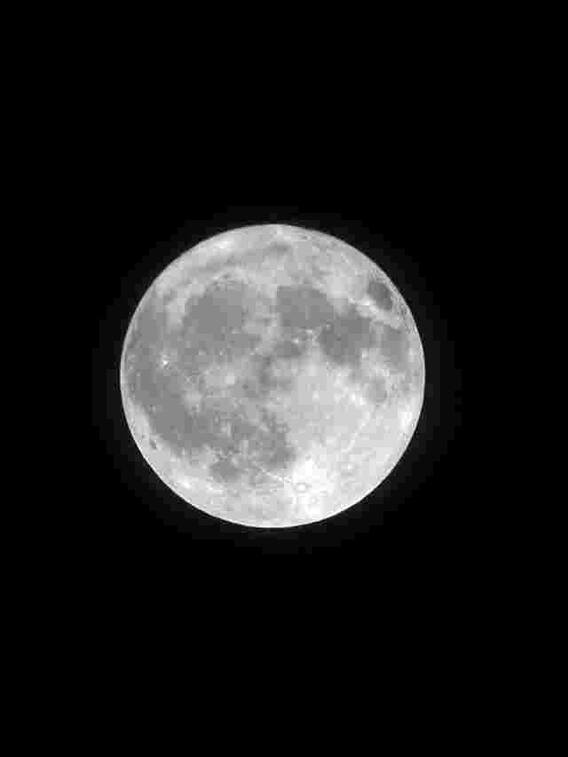 दिन में भी चांद क्यों दिखाई देता है?