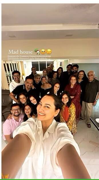 हालांकि शादी के दो दिन पहले ये खबरें तब खारिज हो गई. जब सोनाक्षी सिन्हा के पिता शत्रुघ्न सिन्हा और मां पूनम सिन्हा जहीर इकबाल संग जमकर पार्टी करते हुए नजर आए.