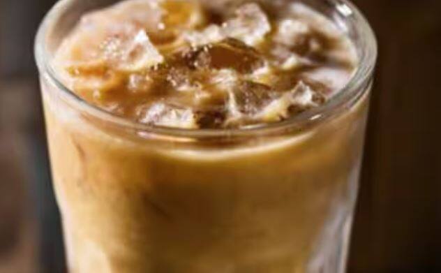 ਇਨ੍ਹੀਂ ਦਿਨੀਂ ਪੂਰੇ ਦੇਸ਼ 'ਚ ਅੱਤ ਦੀ ਗਰਮੀ ਪੈ ਰਹੀ ਹੈ। ਇਸ ਦੌਰਾਨ ਜ਼ਿਆਦਾਤਰ ਲੋਕ ਚਾਹ ਅਤੇ ਕੌਫੀ ਦੀ ਬਜਾਏ ਕੋਲਡ ਕੌਫੀ ਪੀਣਾ ਪਸੰਦ ਕਰਦੇ ਹਨ ਪਰ ਤੁਹਾਨੂੰ ਦੱਸ ਦੇਈਏ ਕਿ ਇਸ ਨਾਲ ਕਈ ਬੀਮਾਰੀਆਂ ਦਾ ਖਤਰਾ ਵੱਧ ਜਾਂਦਾ ਹੈ।