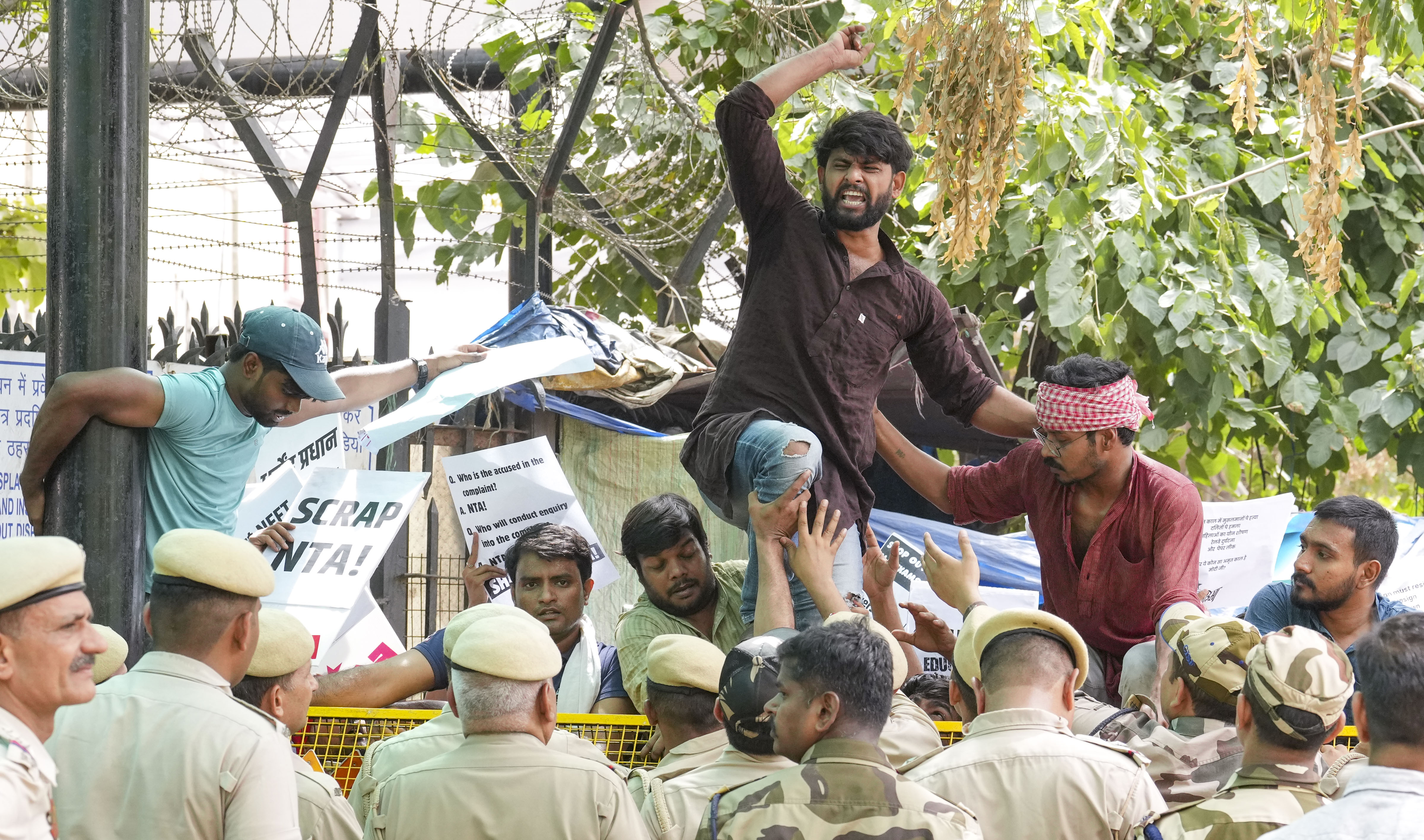 JNUSU Protest: यूजीसी-नेट परीक्षा रद्द होने के खिलाफ JNUSU का प्रदर्शन, जानें- JNUTA ने क्या कहा?