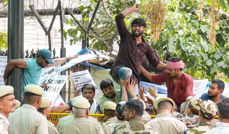 JNUSU and JNUTA protest against cancellation of UGC-NET exam JNUSU Protest: यूजीसी-नेट परीक्षा रद्द होने के खिलाफ JNUSU का प्रदर्शन, जानें- JNUTA ने क्या कहा?