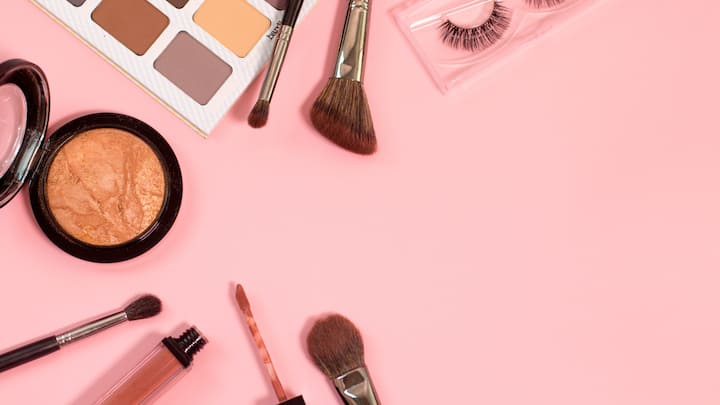 Applying makeup can be challenging during monsoons as they might have a chance of fading in the rain. But, this can be manageable with only a few simple steps. Take a look at them below.