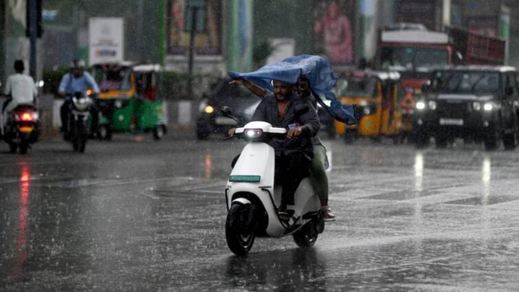 Moderate rain chances in tamilnadu today tn rain alerts updates Rain Alert: தமிழகத்தில் இன்றும் 2 நாட்களுக்கு கனமழை..எந்தெந்த மாவட்டங்களில் தெரியுமா? - வாங்க பார்க்கலாம்!