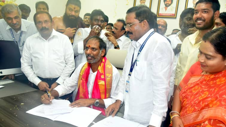 Gottipati Ravi Kumar takesh charge as Energy minister of Andhra Pradesh Know details Gottipati Ravi Kumar: ఏపీ విద్యుత్ శాఖ మంత్రిగా గొట్టిపాటి రవి బాధ్యతలు, 3 కీలక ఫైళ్లపై సంతకాలు