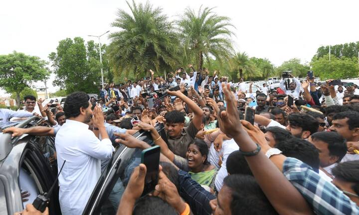 175 స్థానాల్లో పోటీ చేసిన జగన్‌కు ప్రజలకు కేవలం 11 సీట్లకు మాత్రమే పరిమితం చేశారు. చాలా జిల్లాల్లో కనీసం ఖాతా కూడా తెరవలేకపోయింది వైసీపీ. ప్రతిపక్ష హోదా కూడా దక్కకుండా పోయిన జగన్‌ ఈసారి కేవలం ఎమ్మెల్యేగానే శుక్రవారం ప్రమాణం చేశారు. అయితే మాజీ ముఖ్యమంత్రి అయినందున ఆయనతో  మంత్రుల తర్వాత ప్రమాణం చేయించారు.