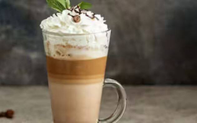 ਦਰਅਸਲ, ਕੋਲਡ ਕੌਫੀ ਵਿੱਚ ਵੱਡੀ ਮਾਤਰਾ ਵਿੱਚ ਚੀਨੀ ਦੀ ਵਰਤੋਂ ਕੀਤੀ ਜਾਂਦੀ ਹੈ। ਇਸ ਲਈ ਇਸ ਨੂੰ ਜ਼ਿਆਦਾ ਮਾਤਰਾ 'ਚ ਪੀਣ ਨਾਲ ਬਲੱਡ ਸ਼ੂਗਰ ਲੈਵਲ ਤੇਜ਼ੀ ਨਾਲ ਵਧ ਸਕਦਾ ਹੈ। ਇਸ ਤੋਂ ਇਲਾਵਾ ਟਾਈਪ-2 ਡਾਇਬਟੀਜ਼ ਦਾ ਖ਼ਤਰਾ ਵੀ ਵੱਧ ਜਾਂਦਾ ਹੈ।