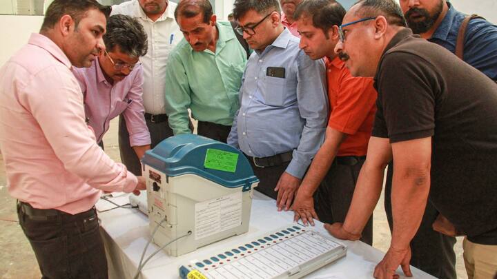 एसओपी के अनुसार, संबंधित राज्य के मुख्य निर्वाचन अधिकारी को परिणाम घोषित होने की तारीख से 30 दिन के भीतर चार जुलाई तक आवेदकों की समेकित सूची निर्माताओं को भेजनी होगी. निर्वाचन आयोग ने कहा कि मुख्य निर्वाचन अधिकारी तय समय से 15 दिन पहले ही निर्माताओं को इस बारे में बता चुके हैं.