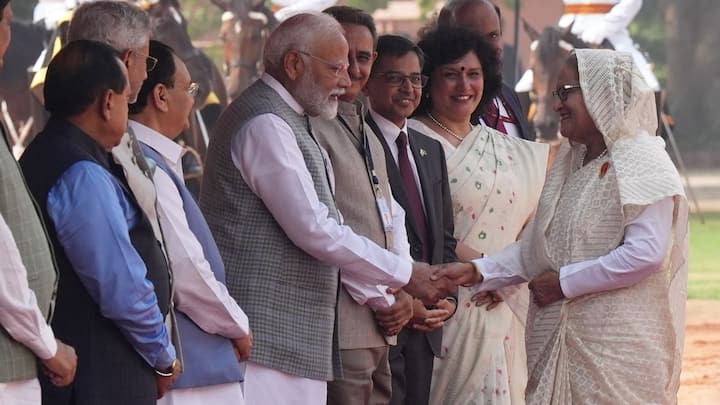 बांग्लादेश की प्रधानमंत्री शेख हसीना नई दिल्ली में राष्ट्रपति भवन में अपने औपचारिक स्वागत के दौरान प्रधानमंत्री नरेंद्र मोदी और भारतीय प्रतिनिधियों से मुलाकात करती हुई। छवि स्रोत: पीटीआई