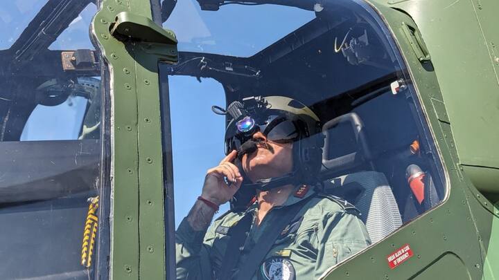 लड़ाकू हेलीकॉप्टर की अधिकतम रफ्तार 288 किमी प्रतिघंटा है. इसका कॉम्बैट रेडियस यानी लड़ने का दायरा 500 किमी तक का है. प्रचंड हेलीकॉप्टर 21,000 फीट की ऊंचाई तक उड़ान भर सकता है. हेलीकॉप्टर के कॉकपिट में दो लोगों के बैठने की जगह. हेलीकॉप्टर हेलमेट माउंटेड सिस्टम से भी लैस है.