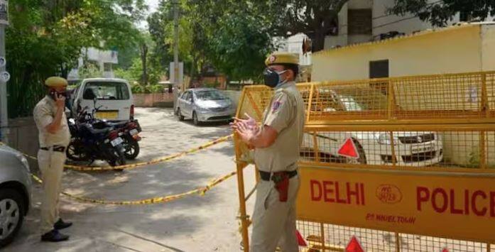 ਜੇਕਰ ਤੁਸੀਂ ਦਿੱਲੀ ਵਿੱਚ ਰਹਿੰਦੇ ਹੋ, ਤਾਂ ਤੁਸੀਂ ਦਿੱਲੀ ਟ੍ਰੈਫਿਕ ਪੁਲਿਸ ਦੀ ਈਮੇਲ ਆਈਡੀ info@delhitrafficpolice.nic.in 'ਤੇ ਜਾ ਕੇ ਵੀ ਆਪਣੀ ਸ਼ਿਕਾਇਤ ਦਰਜ ਕਰਵਾ ਸਕਦੇ ਹੋ। ਤੁਸੀਂ ਦਿੱਲੀ ਟ੍ਰੈਫਿਕ ਪੁਲਿਸ ਕੰਟਰੋਲ ਰੂਮ ਨੰਬਰ 11-2584-4444,1095 'ਤੇ ਵੀ ਕਾਲ ਕਰ ਸਕਦੇ ਹੋ।