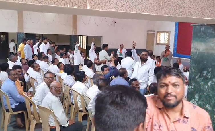 Solapur Bjp chintan Meeting News Activists created chaos in BJP's thought meeting in Solapur भीमा कारखान्याच्या संचालकांनी भाजपविरोधी काम केलं, सोलापुरातील चिंतन बैठकीत खासदार महाडिकांसमोर कार्यकर्त्यांचा गोंधळ