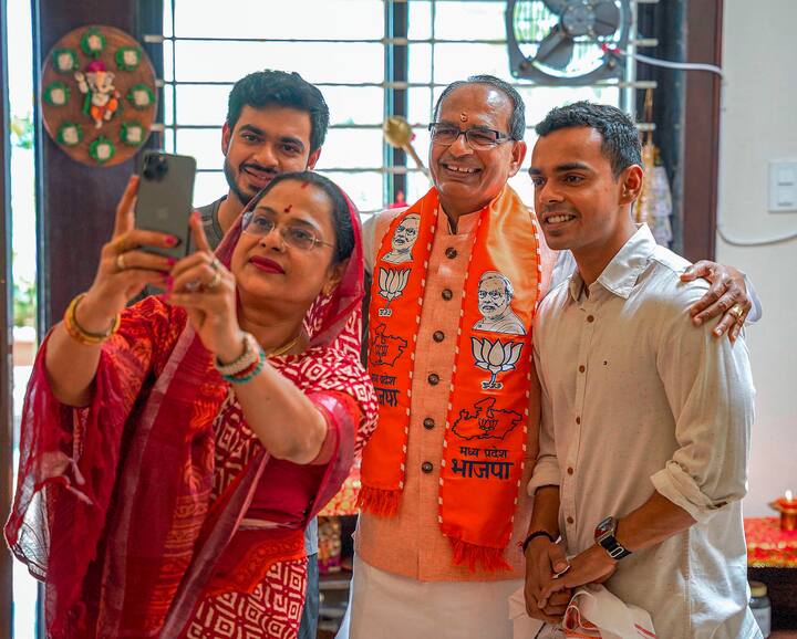 कार्तिकेय निर्वाचन क्षेत्र में सक्रिय रहे हैं, खासकर 2018 से (तब से वे अपने पिता के लिए चुनाव और निर्वाचन क्षेत्र का प्रबंधन कर रहे हैं), विदिशा लोकसभा सीट से 2019 के विजेता भार्गव को भी पूर्व सीएम का करीबी माना जाता है और वे पसंदीदा विकल्प हो सकते हैं, खासकर इसलिए क्योंकि पार्टी पारिवारिक राजनीति को लेकर सहज नहीं है.