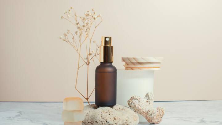 Ylang-Ylang: A fragrância do ylang-ylang é muito doce e floral com poderes redutores de estresse e ansiedade. Além disso, tem a reputação de possuir qualidades afrodisíacas que irão adicionar romance à sua rotina de relaxamento. (Fonte da imagem: Canva)