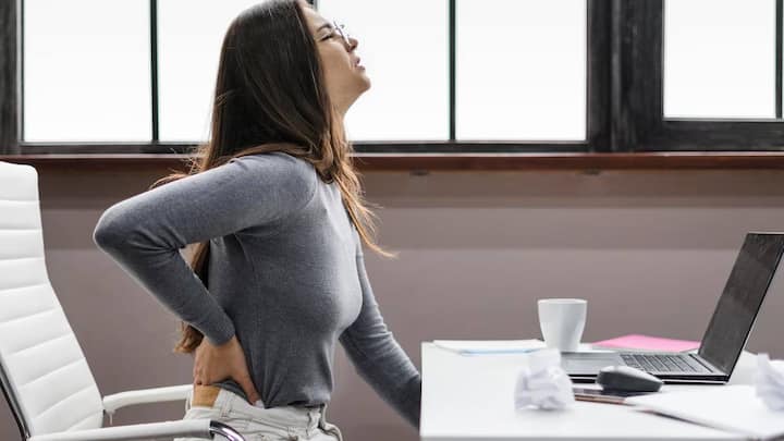 पीठ में दर्द या अकड़न आम समस्या हो गई है जिससे आज के समय में ज्यादातर लोग पीड़ित हैं. अगर आप ऑफिस में घंटों बैठकर काम करते है तो आपको पीठ की दर्द परेशान कर सकती है.