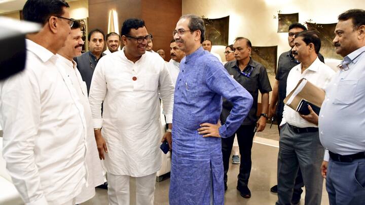 उन्होंने दावा किया कि शिवसेना (यूबीटी) ने 21 में से नौ सीट जीतीं, लेकिन विपक्ष ने सबसे ज्यादा हमारी ही पार्टी को निशाना बनाया. राउत ने कहा कि शिवसेना (यूबीटी) दो-तीन सीट मामूली मतों के अंतर से हारी है.