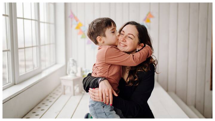 प्यार और स्नेह : हर बच्चे को अपनी मां का प्यार और स्नेह चाहिए. यह न केवल बच्चों को खुश रखता है, बल्कि उनके आत्मविश्वास को भी बढ़ाता है. मां का प्यार और स्नेह बच्चे के मानसिक और भावनात्मक विकास के लिए बहुत जरूरी है.