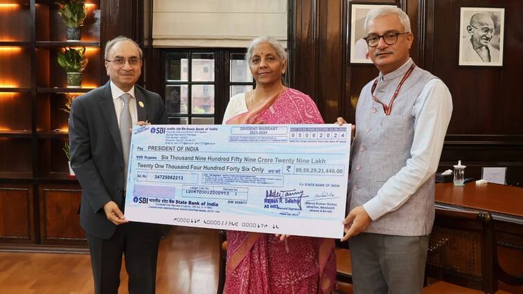 SBI pays record dividend to govt FM Sitharaman receives cheque of around 7000 crore SBI Dividend: एसबीआई ने दिया रिकॉर्ड डिविडेंड, सरकारी खजाने में आए 7 हजार करोड़ रुपये