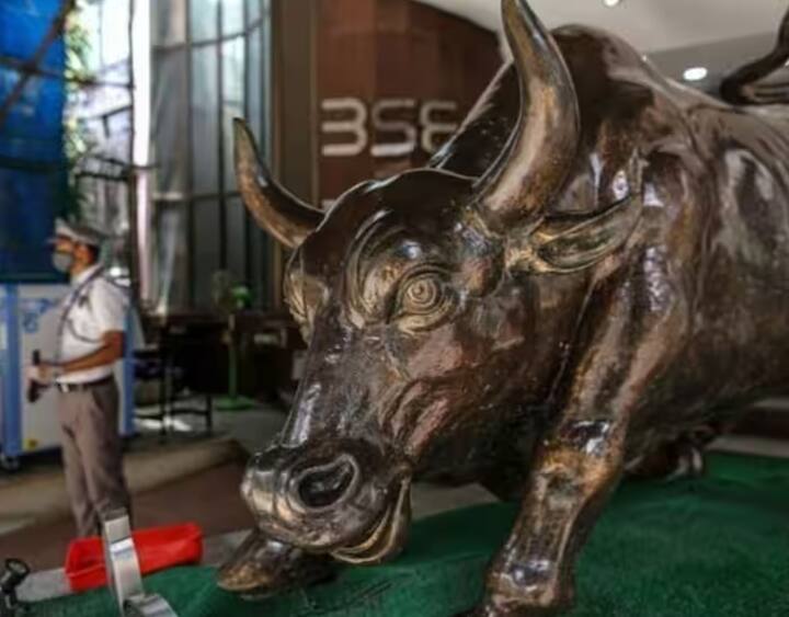 Texmaco Rail share: शेअर बाजारात शुक्रवारी मोठ्या घडामोडी घडल्या. शुक्रवारी रेल्वे क्षेत्राशी संबंधित असलेल्या टेक्समॅको रेल अँड इंजिनिअरिंग लिमिटेड या कंपनीच्या शेअरचे मूल्य चांगलेच वाढले.