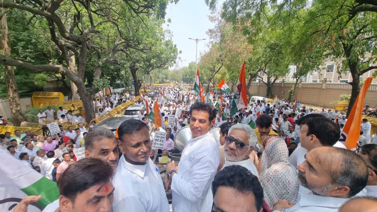 Delhi Congress Protest demanded NEET paper cancelled and Dissolve National Testing Agency ann Delhi Congress Protest: '24 लाख छात्रों के हित में रद्द हो NEET पेपर', केंद्र से कांग्रेस की मांग