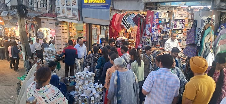 शिमला में अधिकतम तापमान 23.4 डिग्री सेल्सियस, जबकि मनाली में तापमान 18.2 डिग्री सेल्सियस तक ही पहुंच रहा है. इससे पहले हीट वेव के दौरान शिमला और मनाली में तापमान 30 डिग्री के पार जा रहा था.