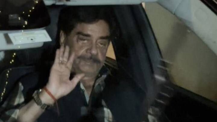 পুজোর শেষে সস্ত্রীক অভিনেতা শত্রুঘ্ন সিন্হাকে বেরিয়ে যেতে দেখা যায়। গাড়ির ভিতর থেকেই হাত নেড়ে অভ্যর্ত্থনা জানান অভিনেতা।