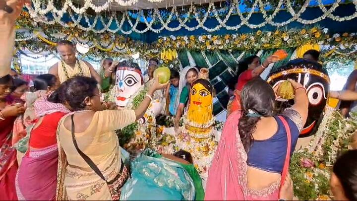 এদিন মায়াপুর ছাড়াও হুগলির মাহেশ, ওড়িশার পুরী , সব জায়গায় পালিত হয় স্নানযাত্রা। এই সময়ে অনেকে পুণ্যস্নানও করেন গঙ্গায়। এদিনই আবার শুরু হয়েছে অম্বুবাচী।