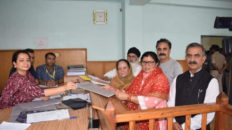 Himachal Pradesh CM Sukhvinder Singh Sukhu Wife got Ticket Nepotism bjp congress  ANN CM सुक्खू की पत्नी को टिकट के बाद परिवारवाद की चर्चा, कांग्रेस के साथ बीजेपी भी इसका शिकार