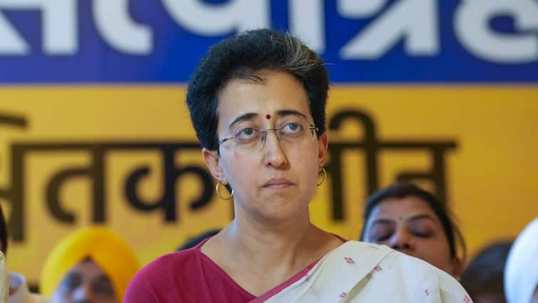 Atishi claims  BJP responsible for depriving 28 lakh people of Delhi from water pani satyagraha Delhi water crisis Atishi Hunger Strike: 'बीजेपी ने दिल्ली के 28 लाख लोगों का पानी रोका', सत्याग्रह पर बैठीं आतिशी का दावा 