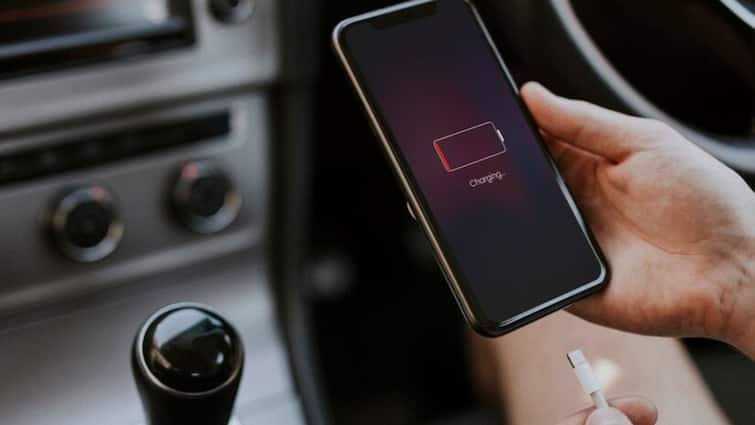 iPhone Battery Health Tips what to do while charging the phone know all the important tips here अरे ये क्या कर रहे आप? iPhone को चार्ज करते वक्त जान लें ये जरूरी बातें, वरना बाद में पछताएंगे