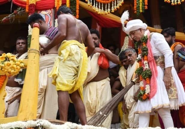 Before the rath yatra, the king of Puri sweeps the floor with a golden broom. This act of cleaning the lord’s path symbolises the fact that even the king is only a servant of God.
