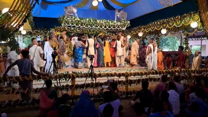 অসংখ্য ভক্ত এই ট্র্যাডিশনে সামিল হতে চান। মায়াপুর রাজাপুর জগন্নাথ দেবের মন্দিরে এদিন ভক্তদের ভিড় ছিল চোখে পড়ার মতো। নাচ-গান-আনন্দে মাতল মায়াপুর।