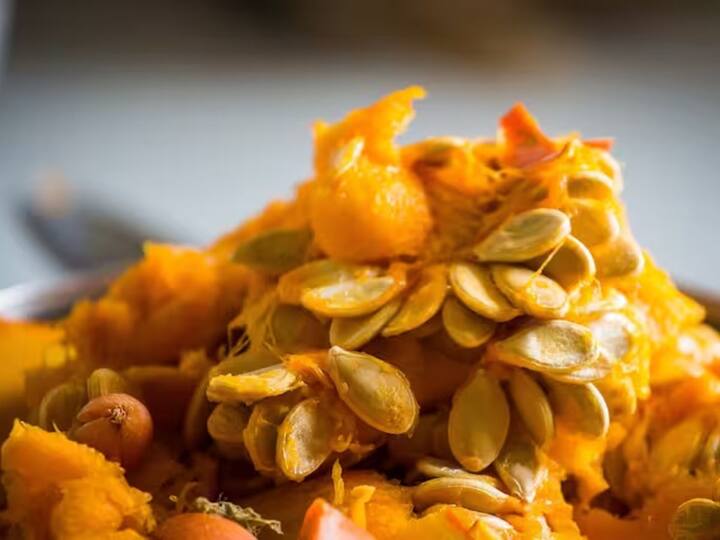 ਜੇਕਰ ਤੁਸੀਂ ਵੀ ਆਪਣੇ ਚਿਹਰੇ 'ਤੇ ਮੁਹਾਸੇ, ਝੁਰੜੀਆਂ ਅਤੇ ਦਾਗ-ਧੱਬਿਆਂ ਤੋਂ ਪਰੇਸ਼ਾਨ ਹੋ ਤਾਂ ਤੁਸੀਂ ਕੱਦੂ ਦੇ ਬੀਜਾਂ ਦੀ ਵਰਤੋਂ ਕਰ ਸਕਦੇ ਹੋ।