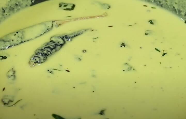 தேங்காய் சட்னி மீதமாகிவிட்டால், சீரகப்பொடி சிறிதளவு, நறுக்கிய பச்சை மிளகாய் 2 சேர்த்து கொதிக்க வைத்து கொள்ளவும். அதன் பிறகு பெருங்காய பொடி,  2 டீஸ்பூன் தயிர் சேர்த்து 5 நிமிடத்திற்கு அடுப்பிலிருந்து இறக்கினால் மோர் குழம்பாக மாறிவிடும்.