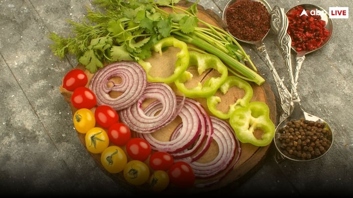 पानी में रखकर भी कटे हुए फलों और सब्जियों को कई दिन तक सुरक्षित रखा जा सकता है. यह तरकीब गाजर और सेब आदि को सेफ रखने के लिए बेहद कामयाब साबित होती है.