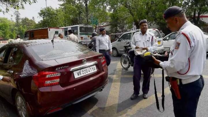 अगर ट्रैफिक पुलिस आपका गलत चालान काट दे तो आप उसके खिलाफ शिकायत कर सकते हैं. ऐसे में आप चालान को भरें नहीं.