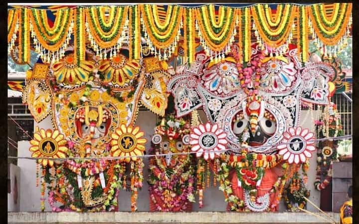 2. Hathi Besha: The idols are then dressed in Hathi Vesha (elephant attire) after the bath. While Lord Jagannath and Lord Balabhadra are dressed like elephants, Devi Subhadra wears a lotus flower dress.